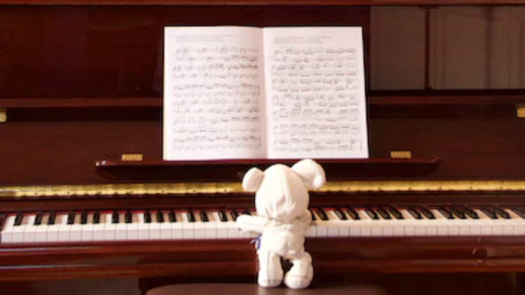 ピアノを弾く白い犬のぬいぐるみ