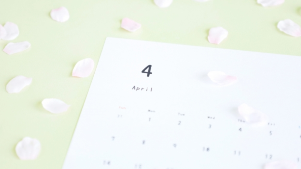 桜の花びらがついている4月のカレンダー