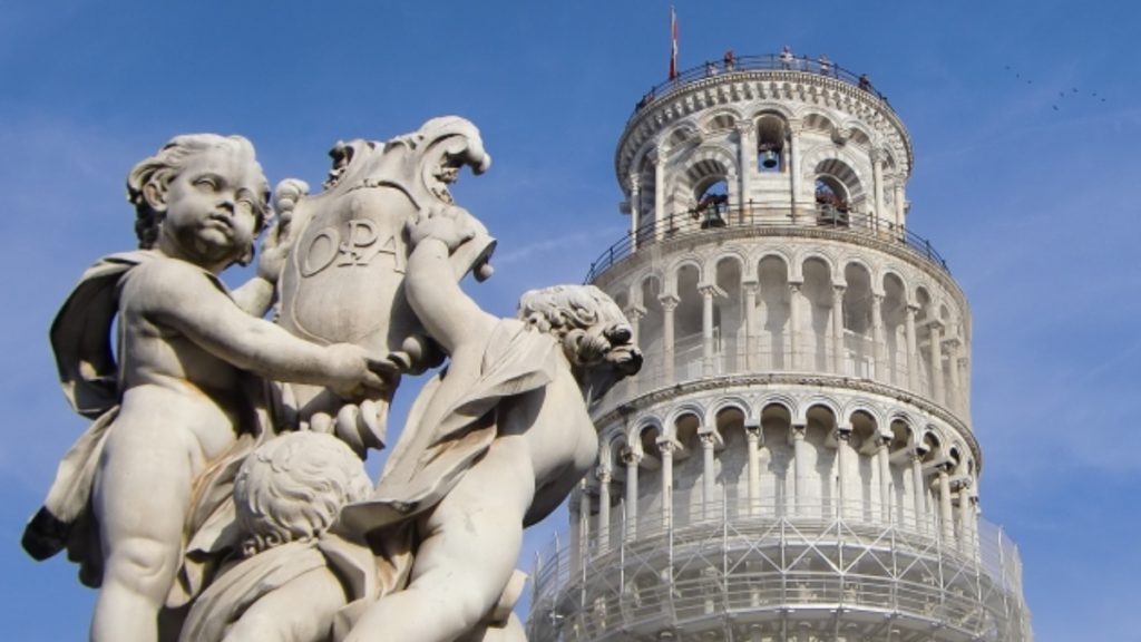 イタリアのピサの斜塔と天使の像